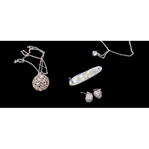 257 - A TRINKET BOX & CONTENTS- SILVER JEWELLERY & MOTHER OF PEARL KNIFE