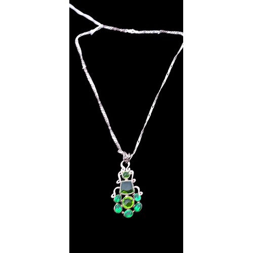 260 - A SILVER ART DECO STYLE GREEN STONE PENDANT ON A SILVER CHAIN