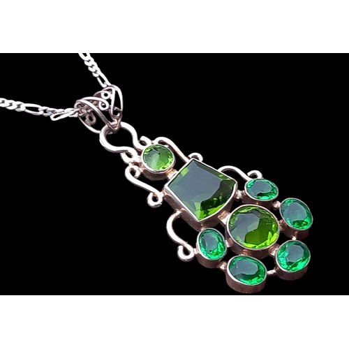 260 - A SILVER ART DECO STYLE GREEN STONE PENDANT ON A SILVER CHAIN