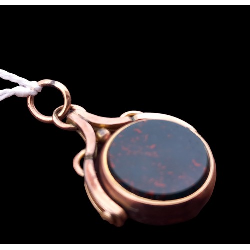 264 - A COLLECTABLE VINTAGE AGATE SET SWIVEL FOB