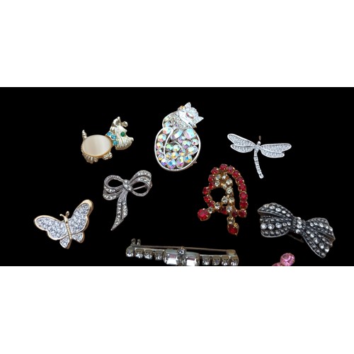 269 - LOT OF 10 VINTAGE BROOCHES