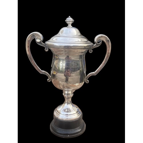 556 - A 1929 CHESTER DOUBLE HANDLED SILVER TROPHY COMPLETE WITH LID PRESENTED TO Mr & Mrs S. HANNA LIMAVAD... 