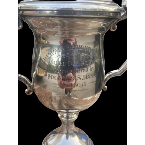 556 - A 1929 CHESTER DOUBLE HANDLED SILVER TROPHY COMPLETE WITH LID PRESENTED TO Mr & Mrs S. HANNA LIMAVAD... 