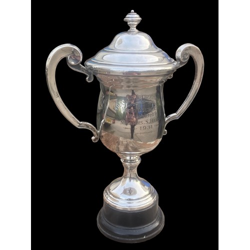 556 - A 1929 CHESTER DOUBLE HANDLED SILVER TROPHY COMPLETE WITH LID PRESENTED TO Mr & Mrs S. HANNA LIMAVAD... 