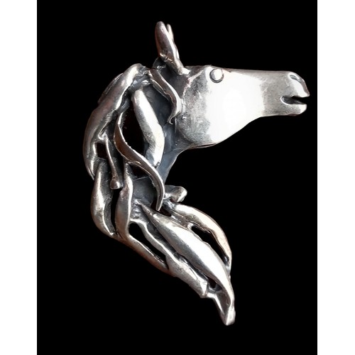 534 - A SILVER BROOCH/PENDANT DISPLAYING A HORSES HEAD 18.8G 2