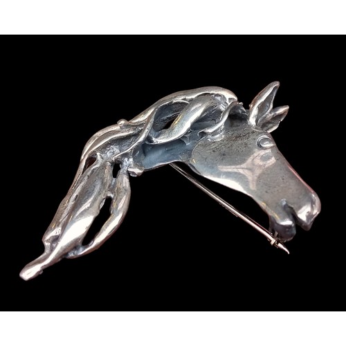 534 - A SILVER BROOCH/PENDANT DISPLAYING A HORSES HEAD 18.8G 2