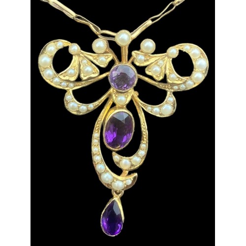 577 - A BEAUTIFUL 9CT AMETHYST & PEARL PENDANT ON A 9CT GOLD CHAIN