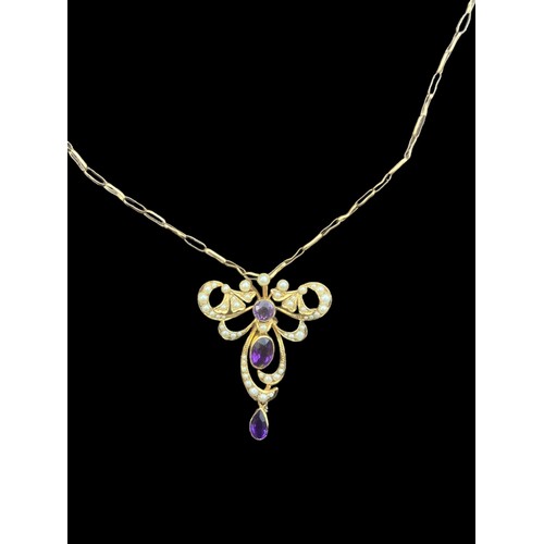577 - A BEAUTIFUL 9CT AMETHYST & PEARL PENDANT ON A 9CT GOLD CHAIN