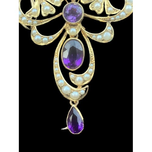 577 - A BEAUTIFUL 9CT AMETHYST & PEARL PENDANT ON A 9CT GOLD CHAIN