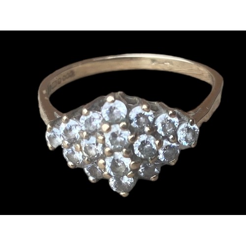579 - A 9ct GOLD BOAT SHAPED WHITE  STONE RING