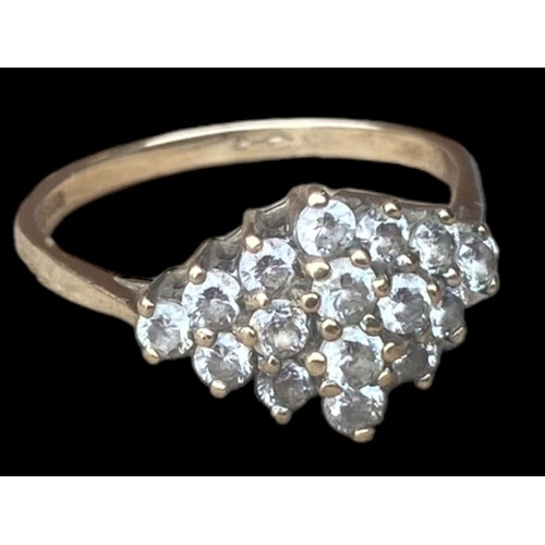 579 - A 9ct GOLD BOAT SHAPED WHITE  STONE RING