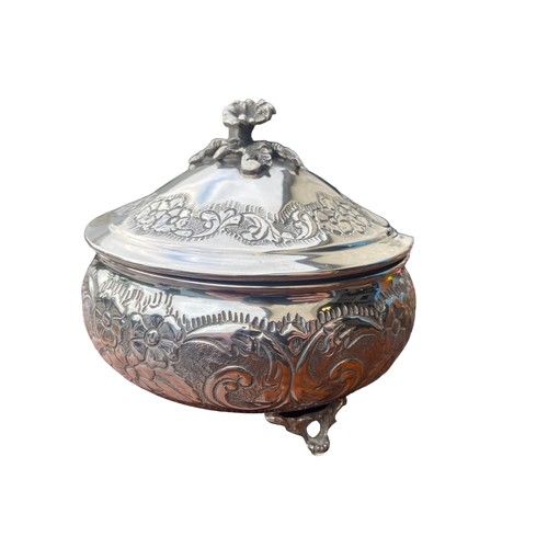 543 - A HEAVILY EMBOSSED WITH FLORAL DESIGN 900 SILVER DISH WITH LID ON TRIPOD FOOT 365.3G