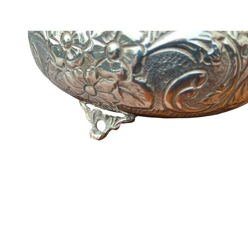 543 - A HEAVILY EMBOSSED WITH FLORAL DESIGN 900 SILVER DISH WITH LID ON TRIPOD FOOT 365.3G