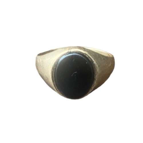 583 - A FULLY HALLMARKED 9CT GOLD RING SET WITH AN OYNX STONE 2G