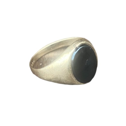 583 - A FULLY HALLMARKED 9CT GOLD RING SET WITH AN OYNX STONE 2G