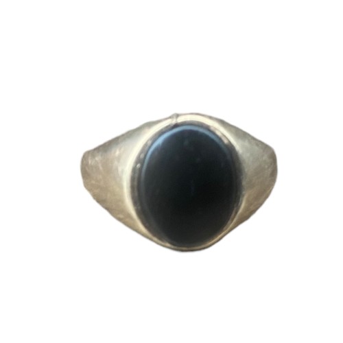 583 - A FULLY HALLMARKED 9CT GOLD RING SET WITH AN OYNX STONE 2G