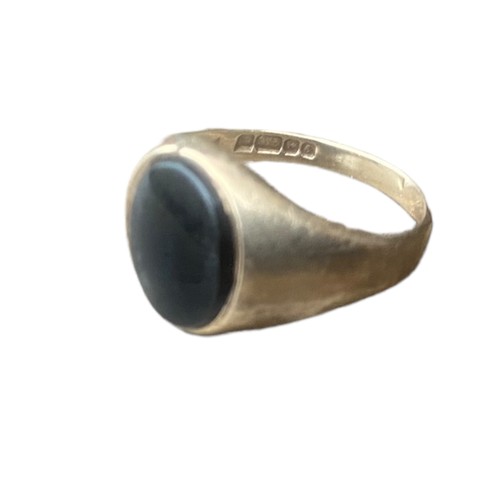 583 - A FULLY HALLMARKED 9CT GOLD RING SET WITH AN OYNX STONE 2G