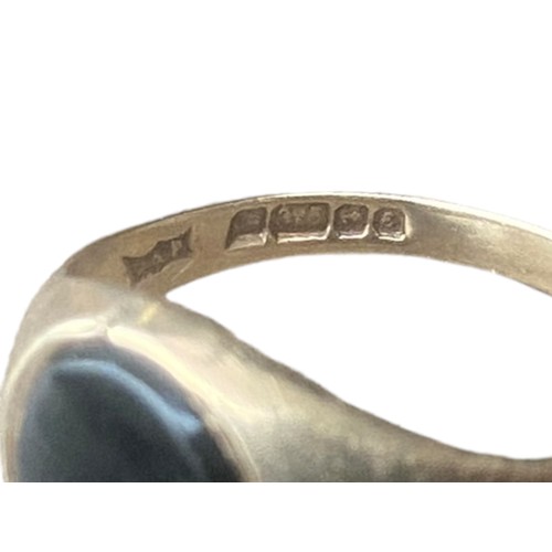 583 - A FULLY HALLMARKED 9CT GOLD RING SET WITH AN OYNX STONE 2G
