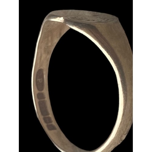 555 - A 9CT GOLD HEART SIGNET RING 2.09G
