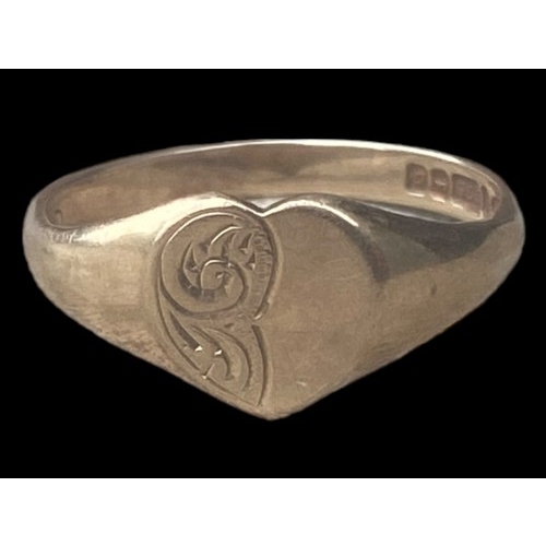 555 - A 9CT GOLD HEART SIGNET RING 2.09G