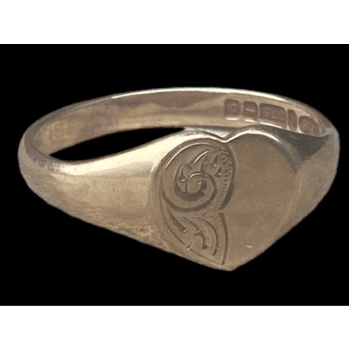 555 - A 9CT GOLD HEART SIGNET RING 2.09G