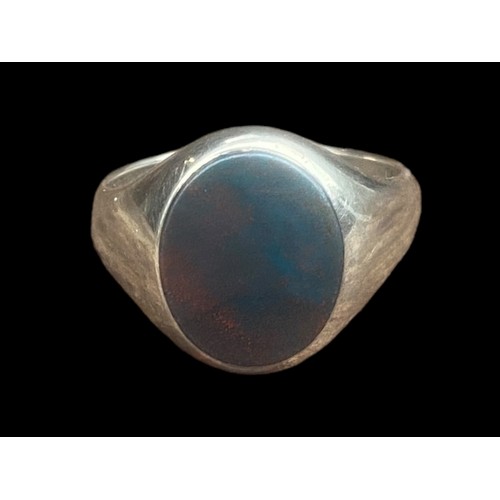 557 - A STUNNING 9CT GOLD FULLY HALLMARKED BLOODSTONE RING WEIGHS 6.45G