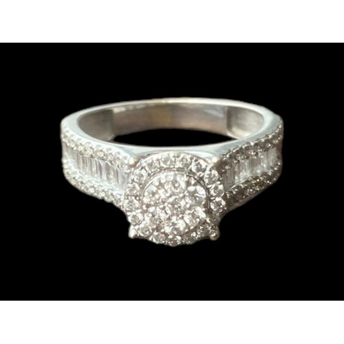 559 - ROUND SET DIAMOND RING WITH BRILLIANT CUT DIAMONDS & BRILLIANT CUT DIAMOND TO EITHER SIDE IN 18CT WH... 