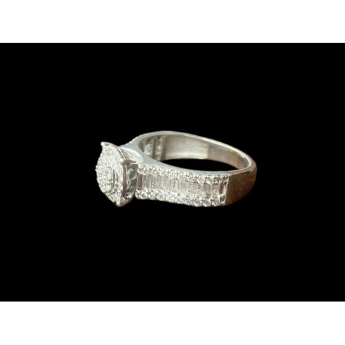 559 - ROUND SET DIAMOND RING WITH BRILLIANT CUT DIAMONDS & BRILLIANT CUT DIAMOND TO EITHER SIDE IN 18CT WH... 