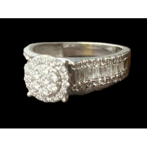 559 - ROUND SET DIAMOND RING WITH BRILLIANT CUT DIAMONDS & BRILLIANT CUT DIAMOND TO EITHER SIDE IN 18CT WH... 
