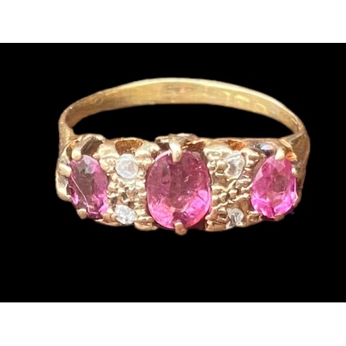 564 - A STUNNING 18CT GOLD RING SET WITH 3 RUBY STONES & 2 DIAMONDS BETWEEN EACH WEIGHS 2.88G SIZE O