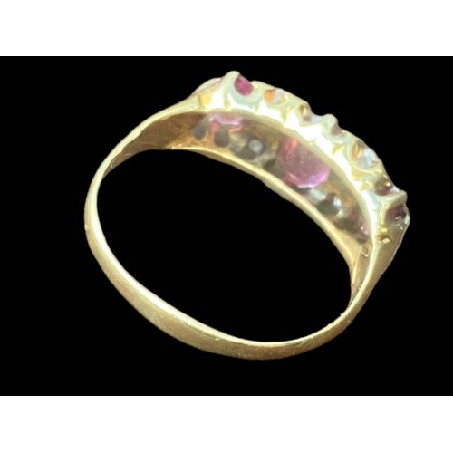 564 - A STUNNING 18CT GOLD RING SET WITH 3 RUBY STONES & 2 DIAMONDS BETWEEN EACH WEIGHS 2.88G SIZE O