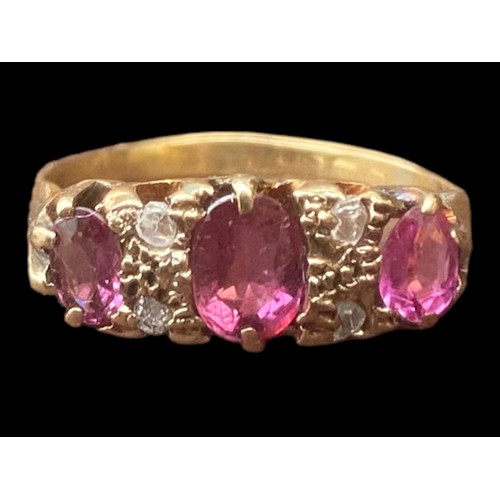 564 - A STUNNING 18CT GOLD RING SET WITH 3 RUBY STONES & 2 DIAMONDS BETWEEN EACH WEIGHS 2.88G SIZE O