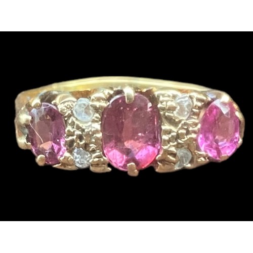 564 - A STUNNING 18CT GOLD RING SET WITH 3 RUBY STONES & 2 DIAMONDS BETWEEN EACH WEIGHS 2.88G SIZE O