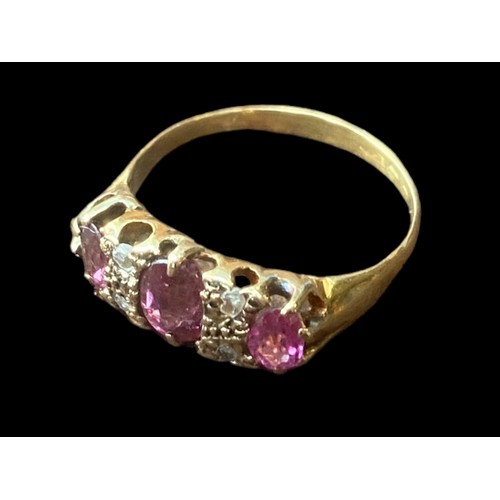 564 - A STUNNING 18CT GOLD RING SET WITH 3 RUBY STONES & 2 DIAMONDS BETWEEN EACH WEIGHS 2.88G SIZE O