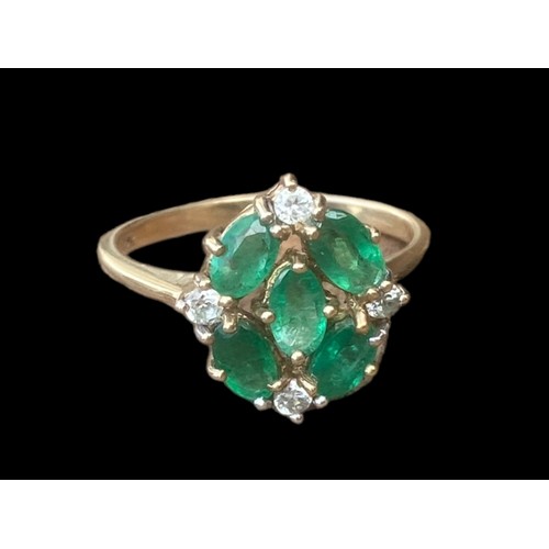 569 - A STUNNING 9CT GOLD EMERALD & DIAMOND SET WITH 5 OVAL EMERALDS & 4 DIAMONDS