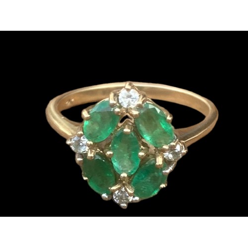 569 - A STUNNING 9CT GOLD EMERALD & DIAMOND SET WITH 5 OVAL EMERALDS & 4 DIAMONDS