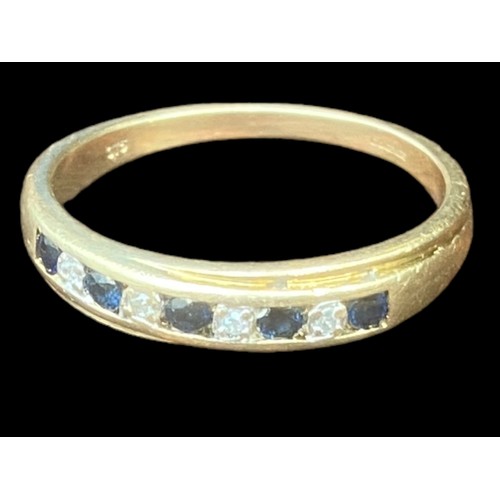 571 - A 9CT GOLD RING SET WITH 5 SAPPHIRES & 4 DIAMONDS WITH A YELLOW GOLD CHANNEL SET MOUNT SIZE P 1/2 2.... 