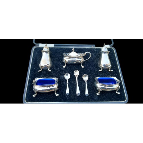572 - AN 8 PIECE BIRMINGHAM SILVER CRUET SET IN ITS FITTED BOX 182.8grm