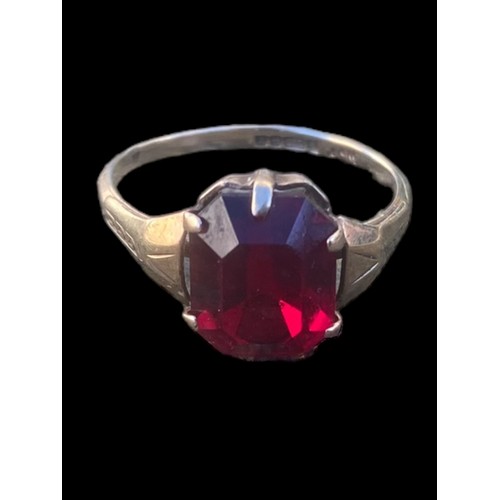 574 - A BEAUTIFUL GARNET SET 9ct GOLD RING