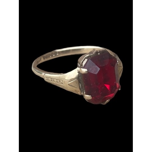 574 - A BEAUTIFUL GARNET SET 9ct GOLD RING