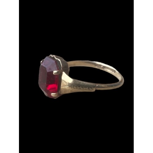 574 - A BEAUTIFUL GARNET SET 9ct GOLD RING