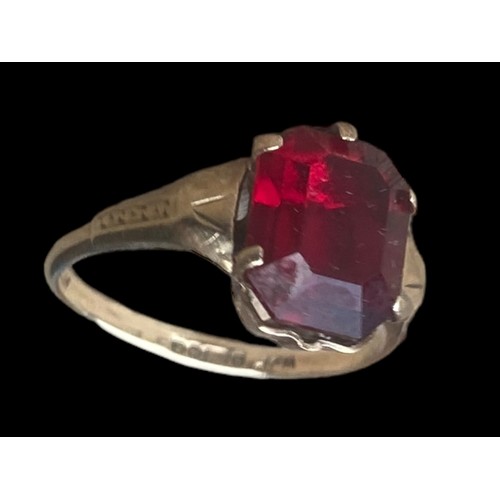 574 - A BEAUTIFUL GARNET SET 9ct GOLD RING