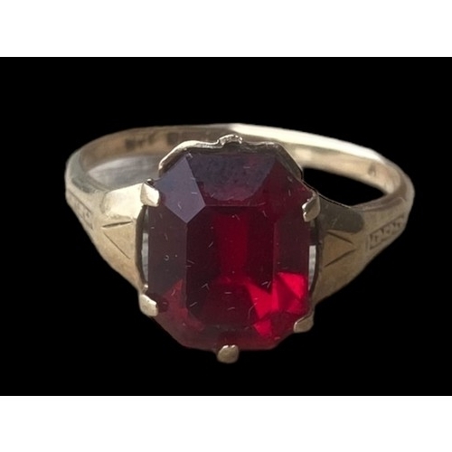 574 - A BEAUTIFUL GARNET SET 9ct GOLD RING
