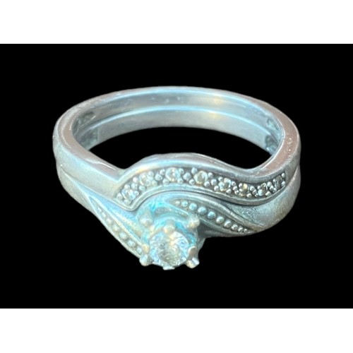 553A - AN 18CT GOLD DIAMOND SOLITAIRE RING & A MATCHING WEDDING BAND IN 18CT GOLD WITH DIAMONDS