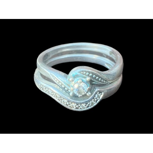 553A - AN 18CT GOLD DIAMOND SOLITAIRE RING & A MATCHING WEDDING BAND IN 18CT GOLD WITH DIAMONDS
