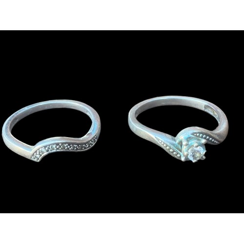 553A - AN 18CT GOLD DIAMOND SOLITAIRE RING & A MATCHING WEDDING BAND IN 18CT GOLD WITH DIAMONDS