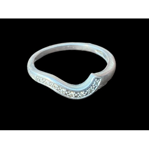 553A - AN 18CT GOLD DIAMOND SOLITAIRE RING & A MATCHING WEDDING BAND IN 18CT GOLD WITH DIAMONDS
