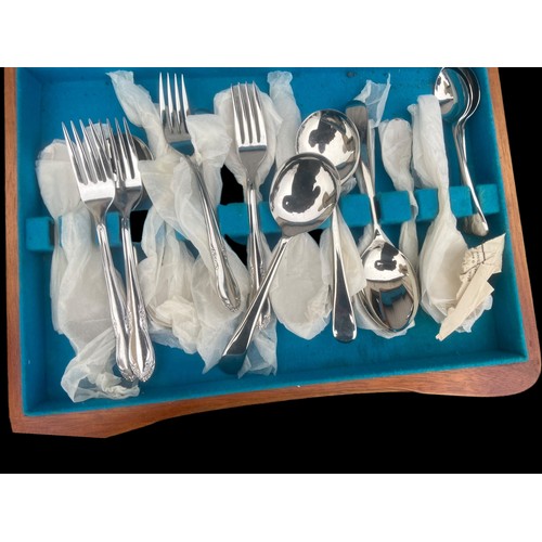 11 - A CANTEEN OF CUTLERY