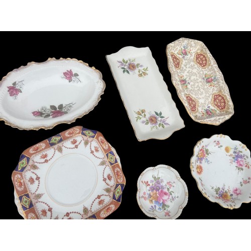 40 - A MIX OF VINTAGE PLATES/SANDWICH TRAYS TO INCLUDE SOME ROYAL CROWN DERBY