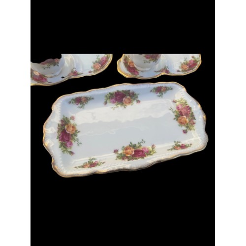 118 - 5 PIECE LOT OF COUNTRY ROSE BY ROYAL ALBERT TO INCLUDE FLORAL CONDIMENTS, TV TRAYS & SANWICH PLATE